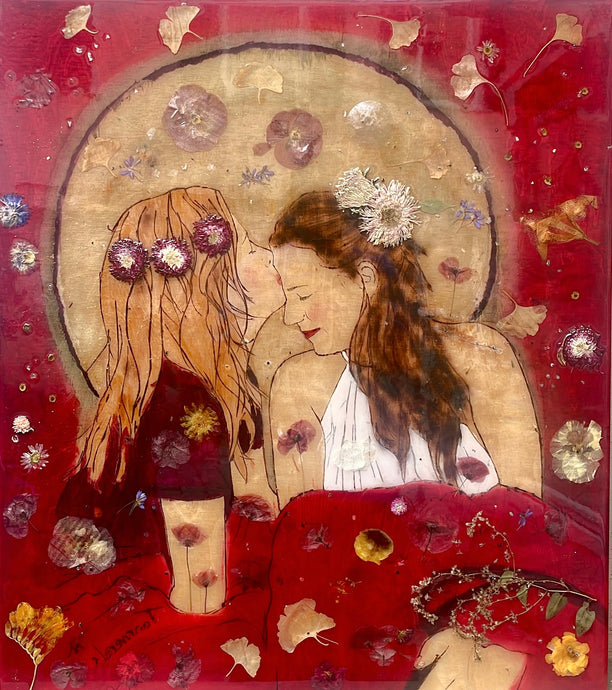 Mumbai Kiss – original artwork on wood by Mehlika Tanriverdi, showing two women sharing a tender moment of connection, surrounded by red tones, golden light and embedded blossoms.