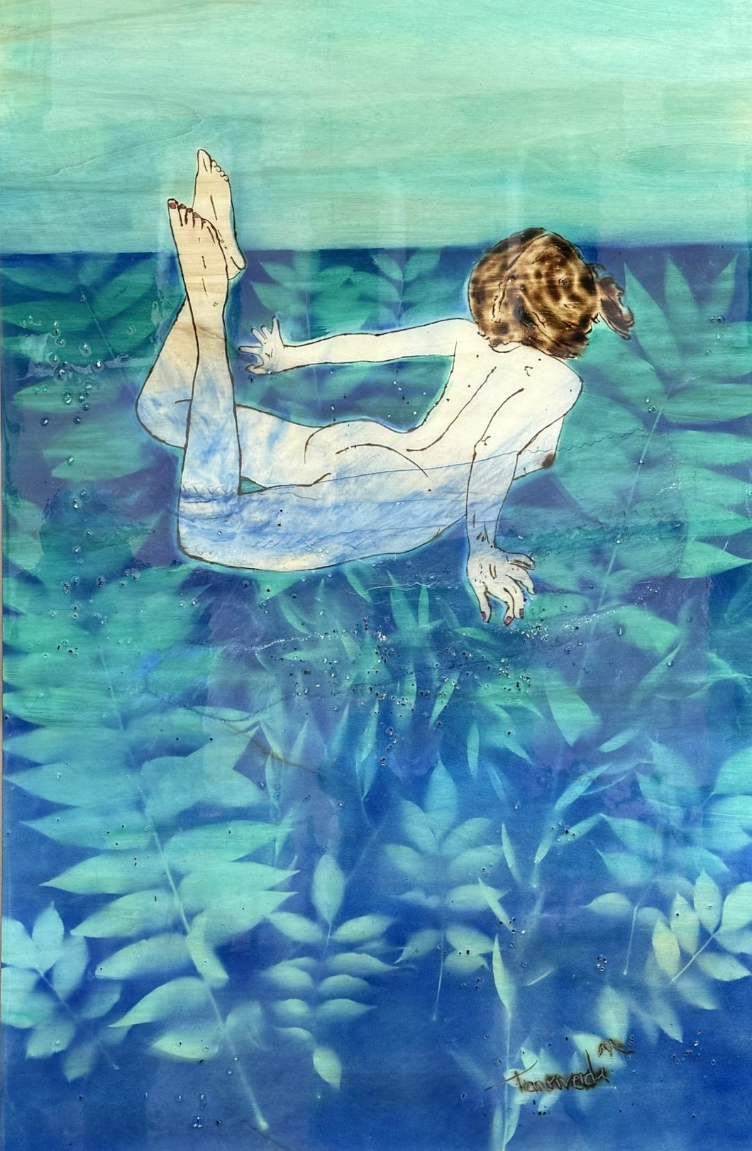 Un’apertura – original artwork by Mehlika Tanriverdi, featuring a feminine figure burned into driftwood using pyrography, sealed with clear epoxy resin. A symbolic composition evoking breakthrough and surrender.
